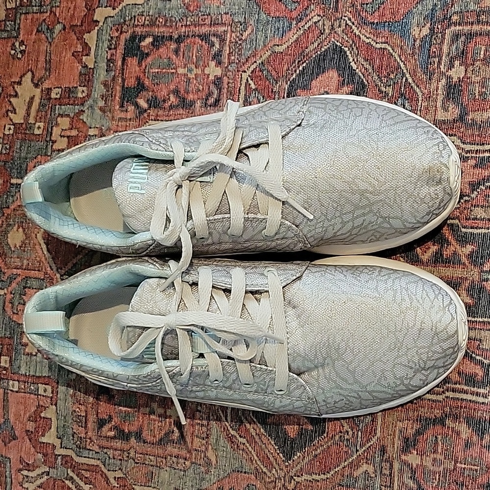 PUMA light weight sneakers
